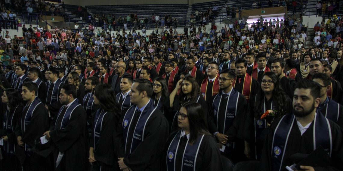 Los nuevos profesionistas durante su ceremonia de titulación