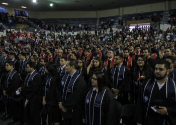 Los nuevos profesionistas durante su ceremonia de titulación