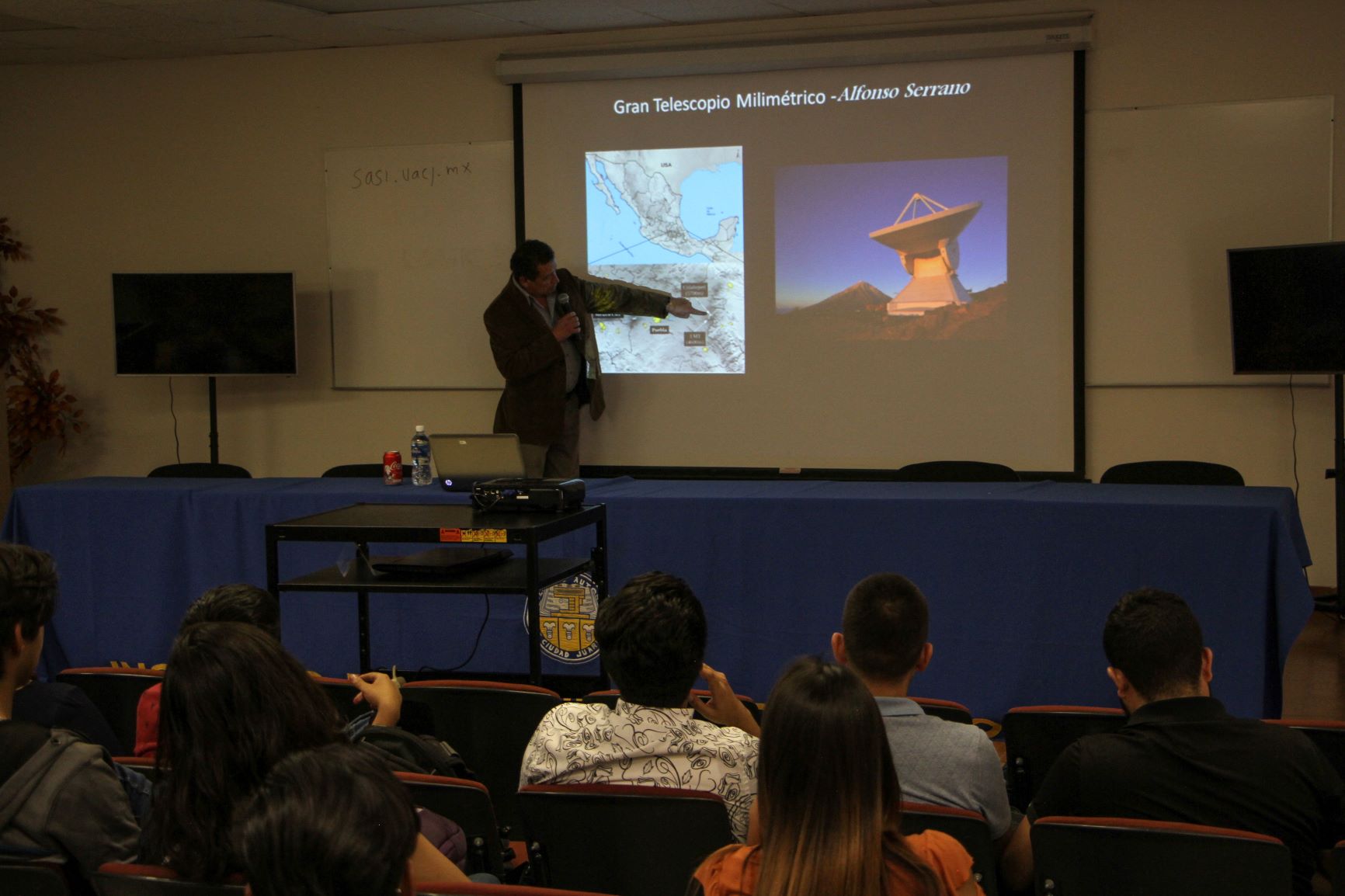 El Doctor Chávez Dagostino durante su presentación en el IIT