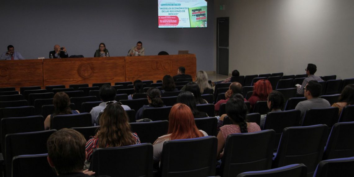 El coordinador del texto y los comentaristas durante la presentación del libro