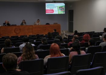 El coordinador del texto y los comentaristas durante la presentación del libro