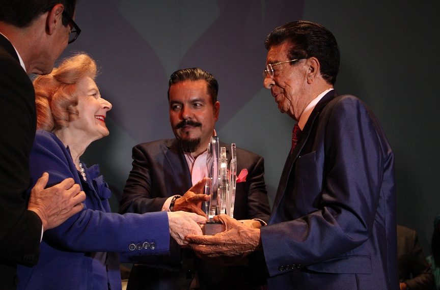 De usted aprendemos la constancia: Rector Camargo Nassar a Don Arnoldo Cabada de la O