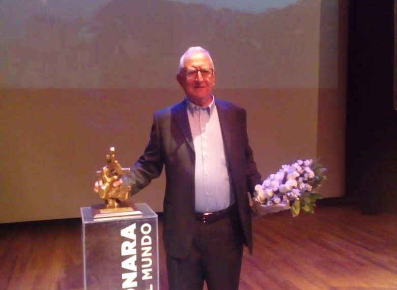 El historiador y docente de la UACJ Víctor Orozco recibe el Premio Gawí Tónara