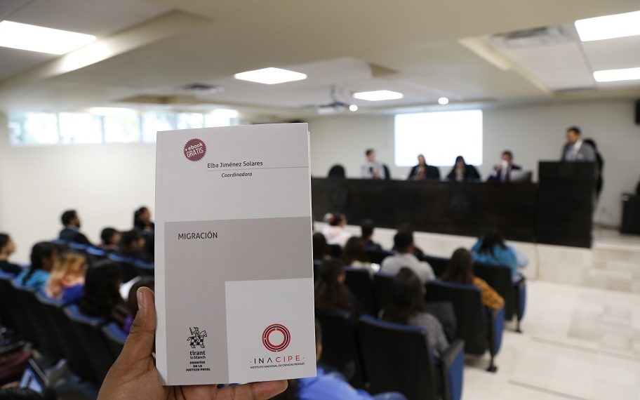 Presentan especialistas en Derecho el libro Migración