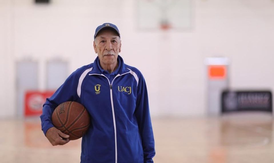 Develan placa en honor a docente de la UACJ