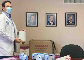Entrega UACJ equipo de protección a médicos internos de pregrado
