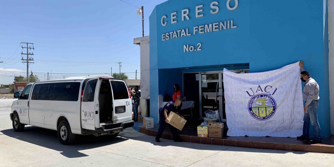 Donan estudiantes insumos de higiene personal a internas del Cereso Estatal Femenil #2