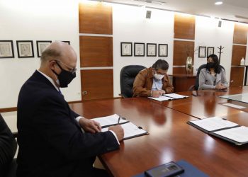 Firman convenio de colaboración UACJ y Secretaría de Salud estatal