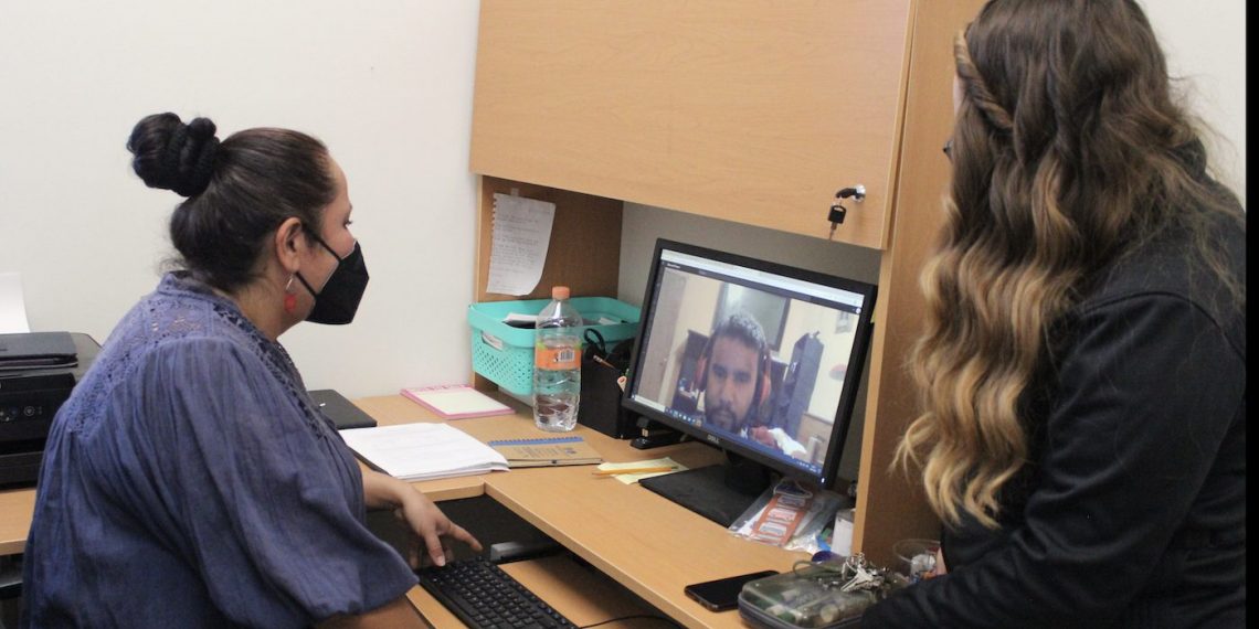 Alumnos dan acompañamiento académico a universitario invidente 