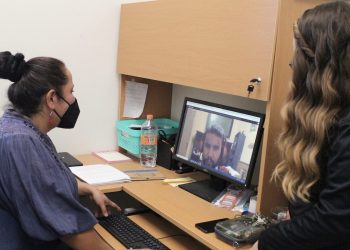 Alumnos dan acompañamiento académico a universitario invidente 