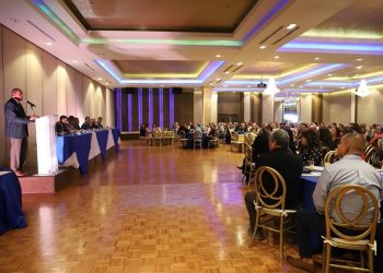 Celebran sus años de servicio en la Universidad