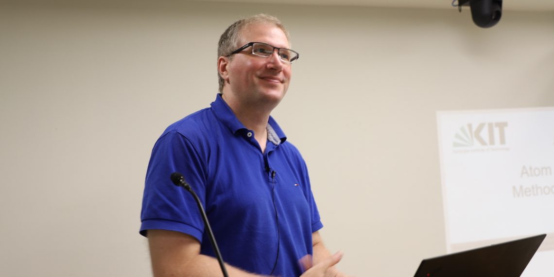 Científico alemán imparte plática en Seminario de IIT