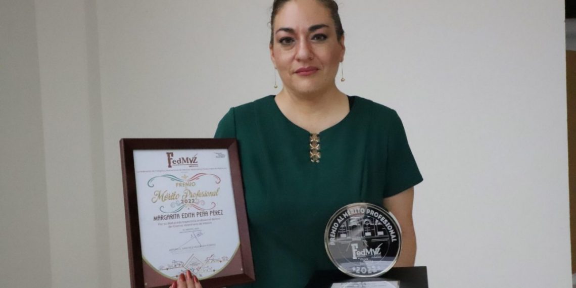 Recibe catedrática de la UACJ Premio al Mérito Profesional 2022