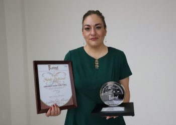 Recibe catedrática de la UACJ Premio al Mérito Profesional 2022