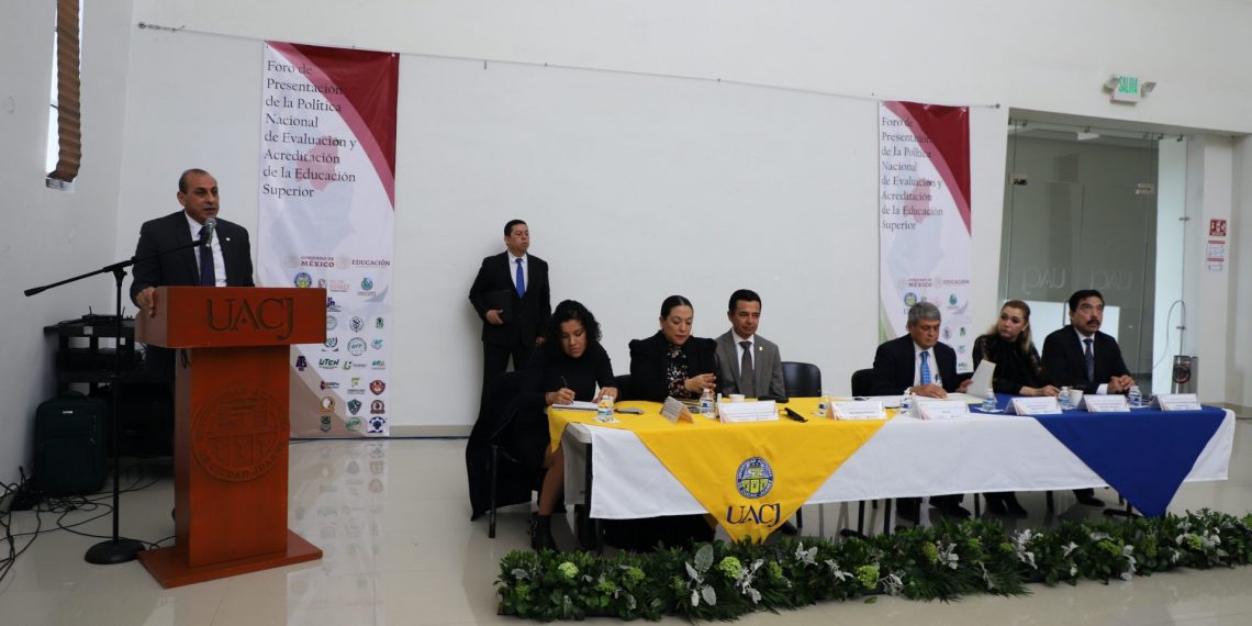 Presentan en foro la nueva política de evaluación y acreditación de la educación superior