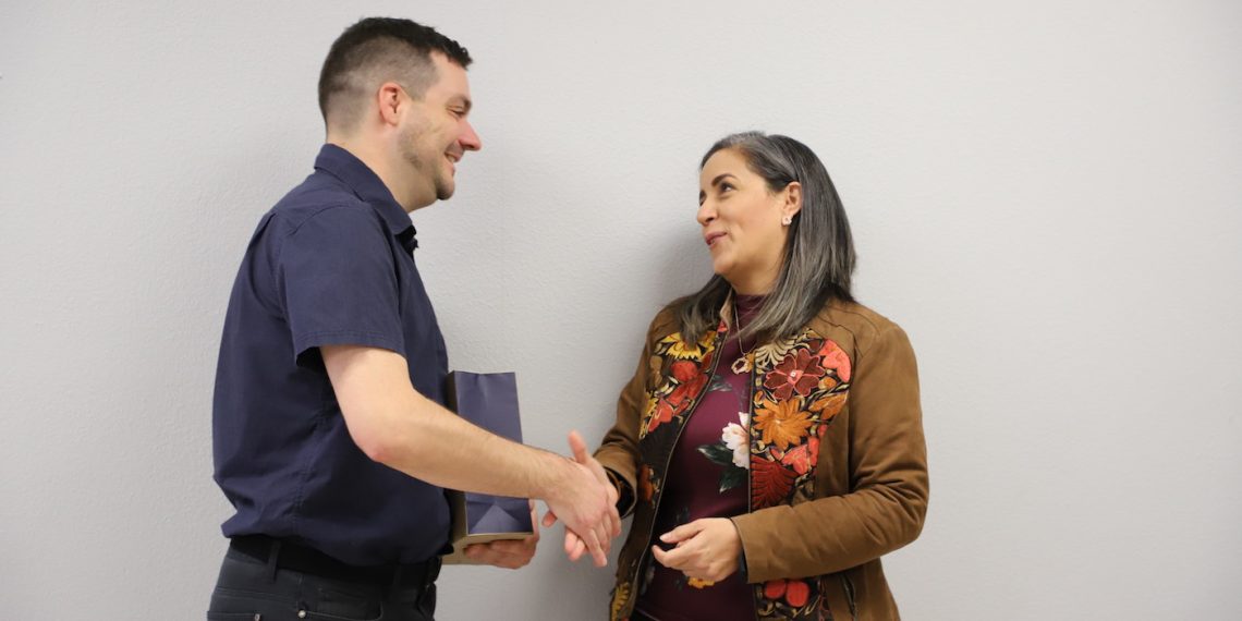 Recibe la UACJ a profesor visitante de universidad canadiense