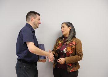 Recibe la UACJ a profesor visitante de universidad canadiense