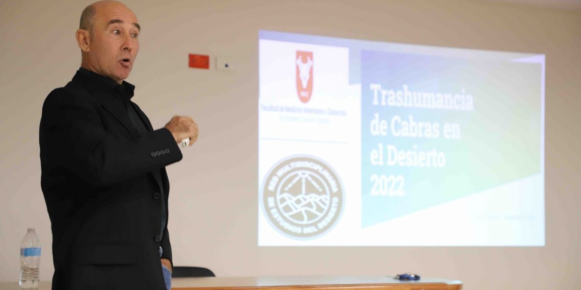 Participantes de la Feria del Libro de la Frontera exponen en el ICB