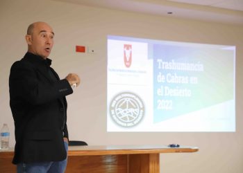 Participantes de la Feria del Libro de la Frontera exponen en el ICB