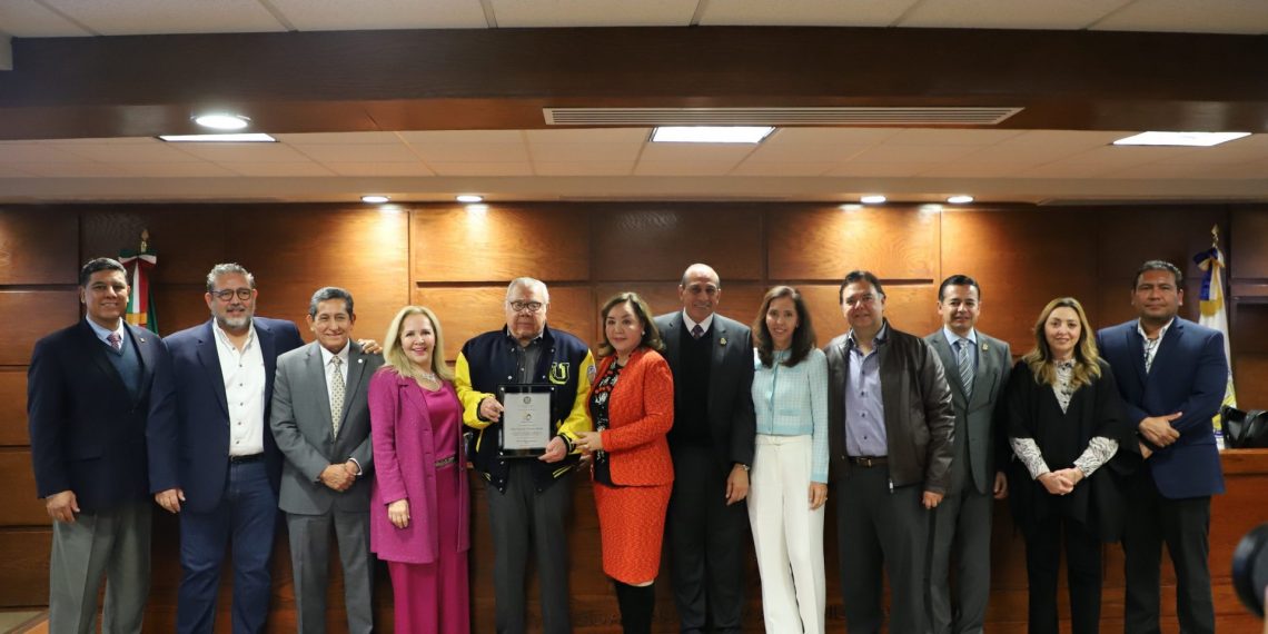 UACJ reconoce liderazgo y visión de Valentín Fuentes