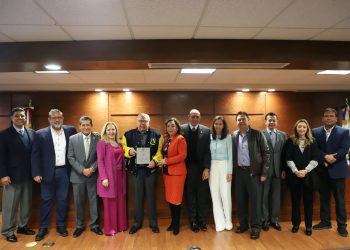 UACJ reconoce liderazgo y visión de Valentín Fuentes