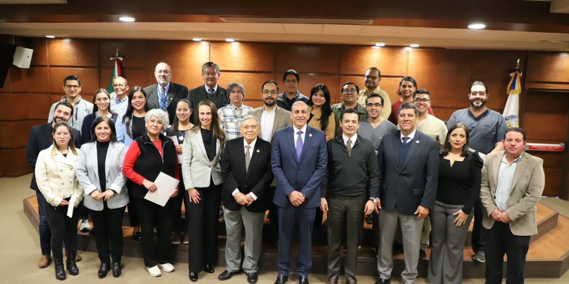 Entregan apoyos a doctores para asistir a congreso médico