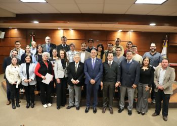 Entregan apoyos a doctores para asistir a congreso médico