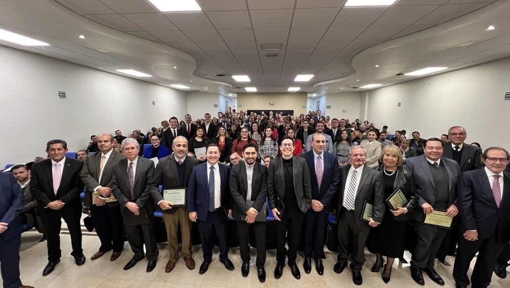 Entregan reconocimientos a docentes y alumnos que participaron en el Diplomado en Derecho Notarial y Registral