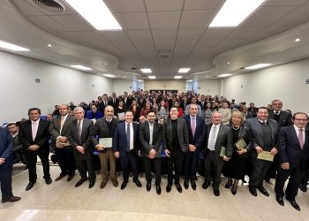 Entregan reconocimientos a docentes y alumnos que participaron en el Diplomado en Derecho Notarial y Registral