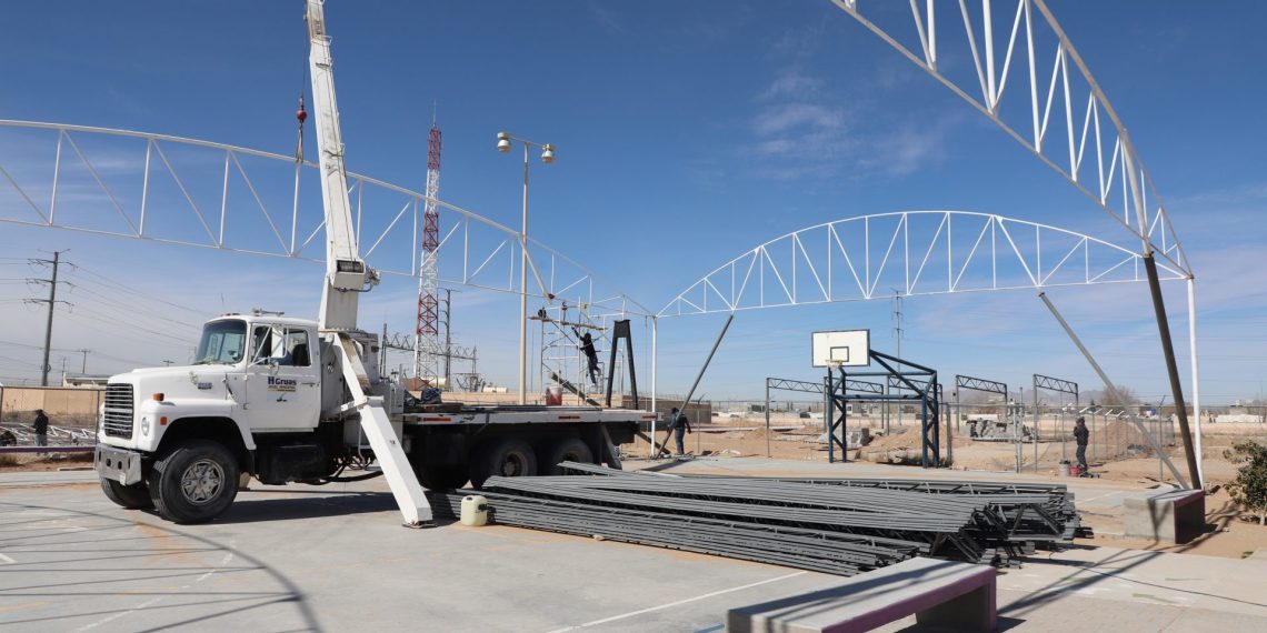 Rector realiza recorrido por nuevas obras del Centro Comunitario UACJ