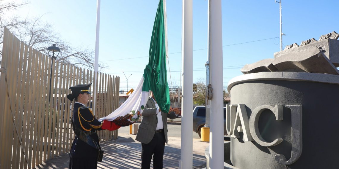 La UACJ conmemora el Día de la Bandera
