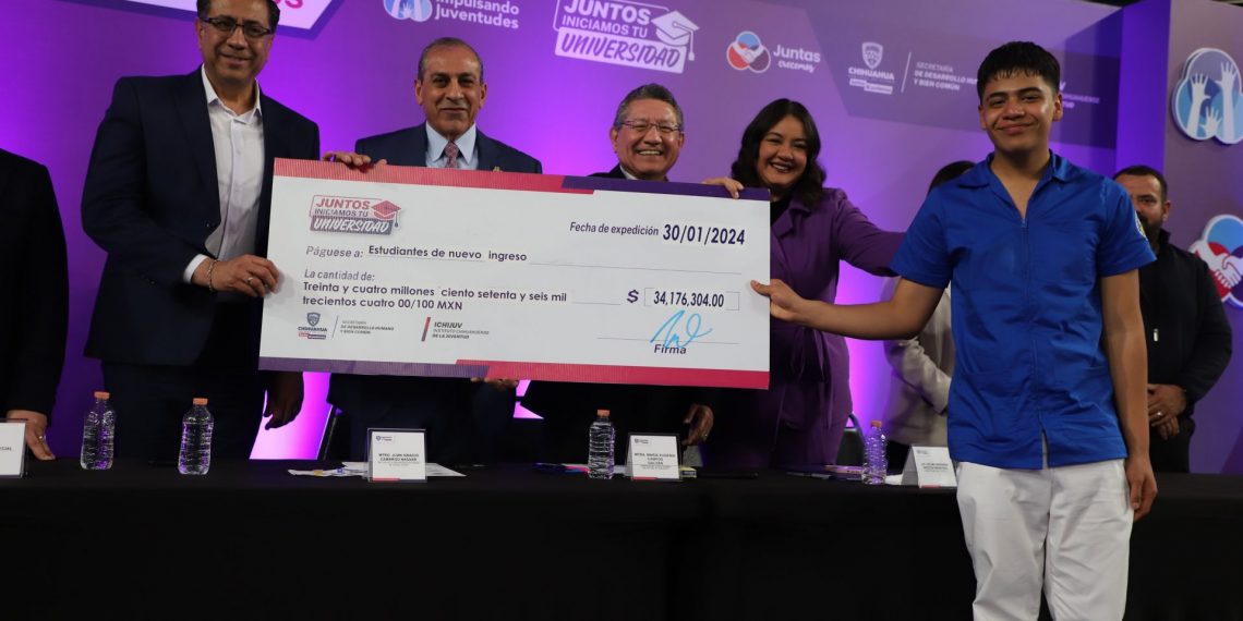 Gobierno del estado entrega apoyo a alumnos de la UACJ