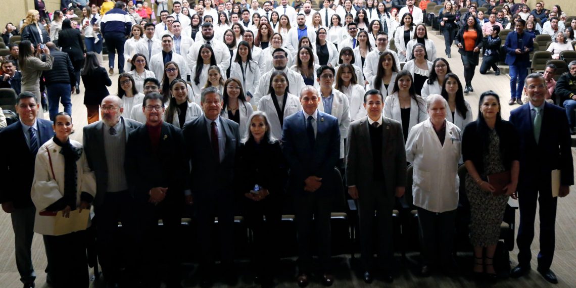 Rinden protesta 106 nuevos médicos egresados de la UACJ