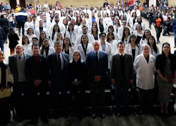 Rinden protesta 106 nuevos médicos egresados de la UACJ