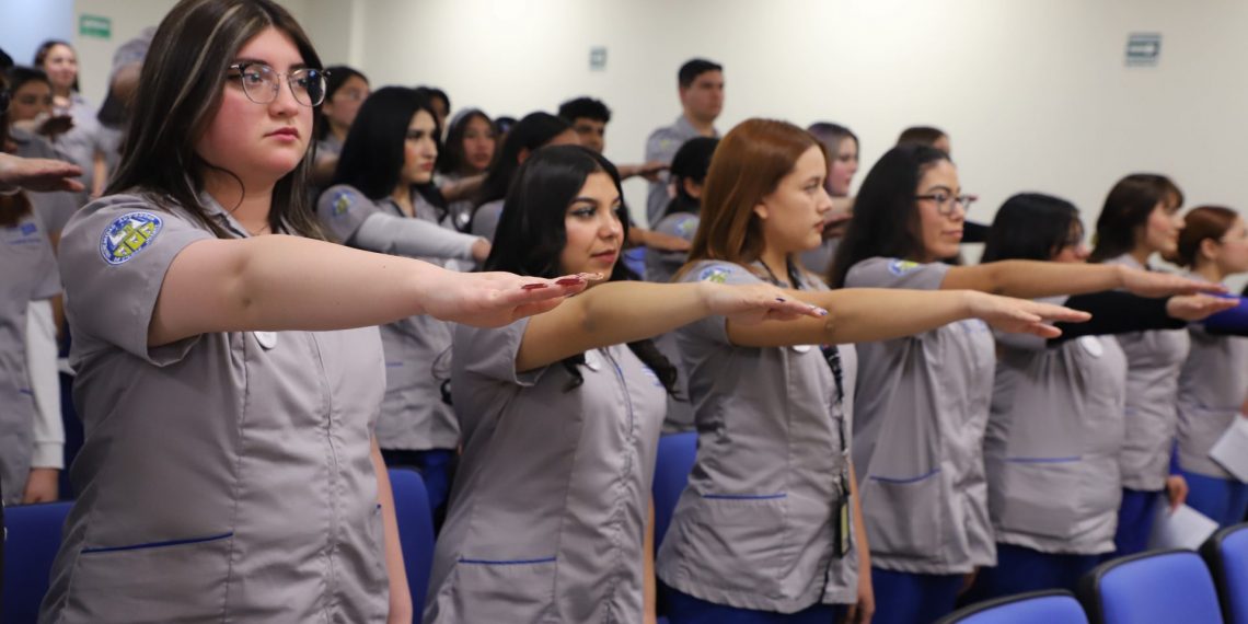 Toman protesta 58 alumnos de Trabajo Social