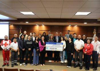 Entregan donativo de alumnos de la UACJ a Cruz Roja Mexicana