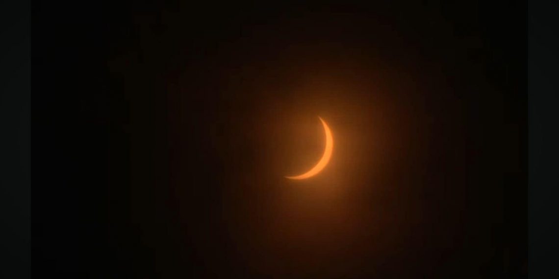 Dan seguimiento al eclipse solar desde la UACJ