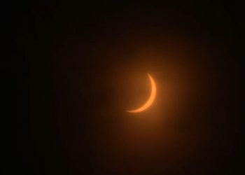 Dan seguimiento al eclipse solar desde la UACJ