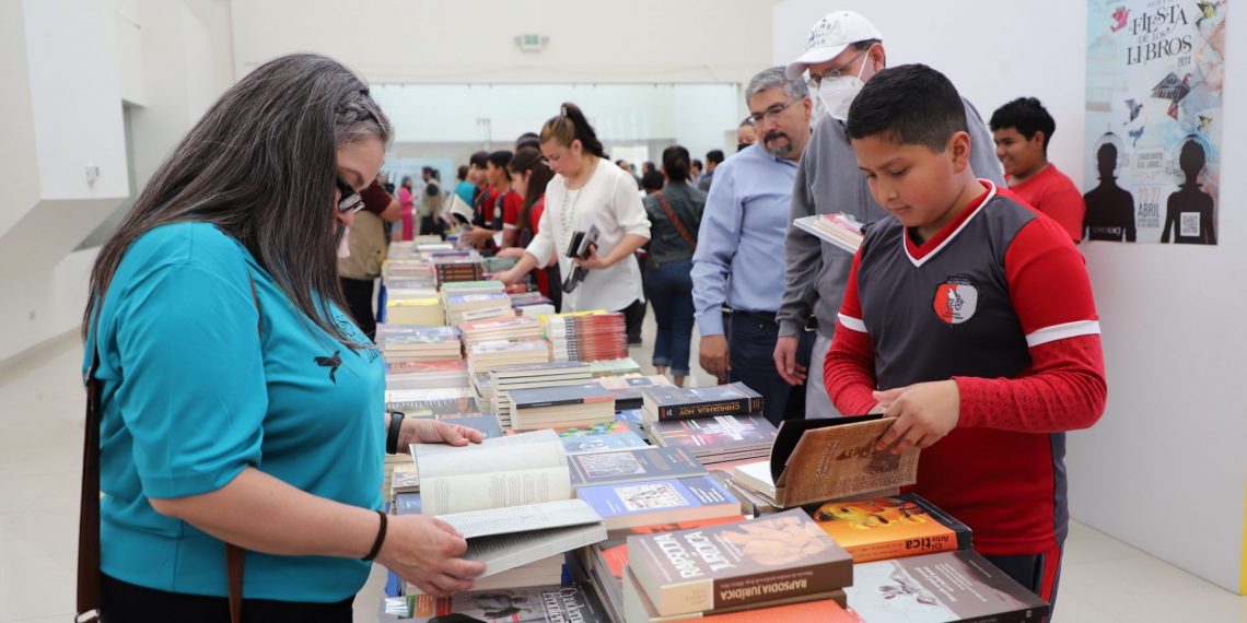 Los libros están de fiesta en la UACJ