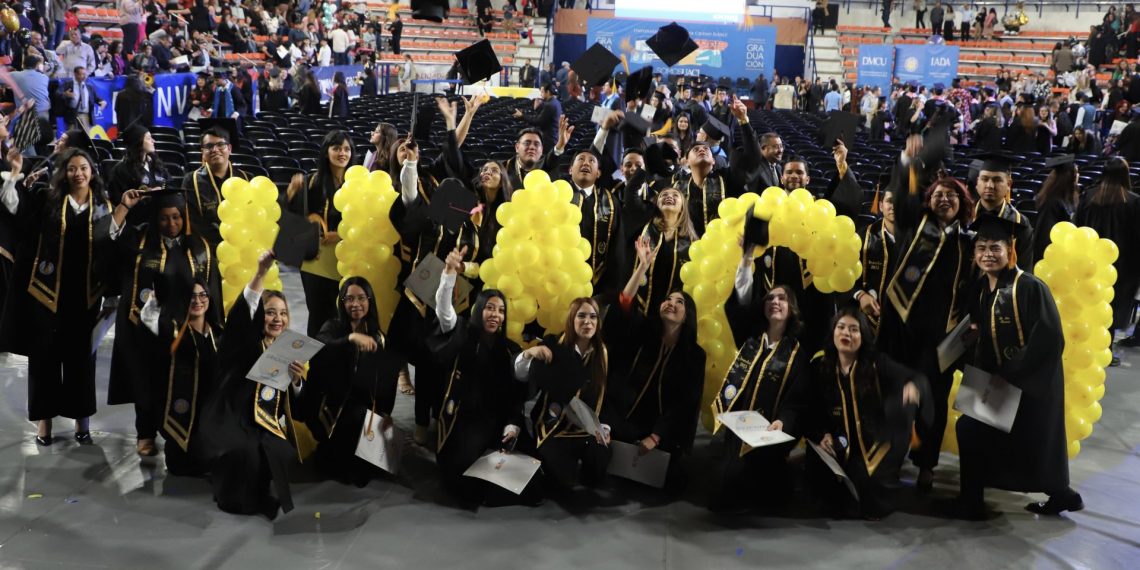 UACJ celebra culminación de estudios de 403 universitarios