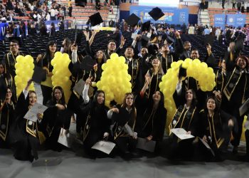 UACJ celebra culminación de estudios de 403 universitarios