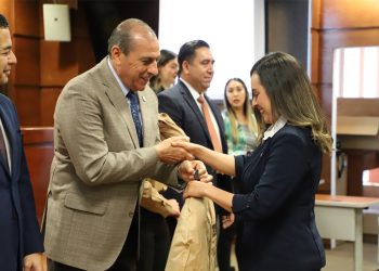 La UACJ entrega uniformes a su personal administrativo