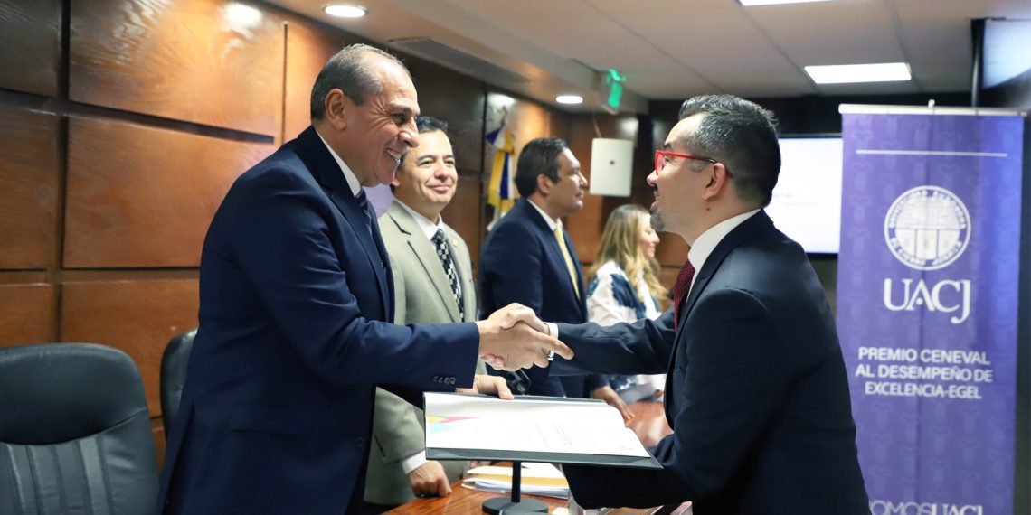 Distingue Ceneval a estudiantes de la UACJ