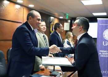 Distingue Ceneval a estudiantes de la UACJ