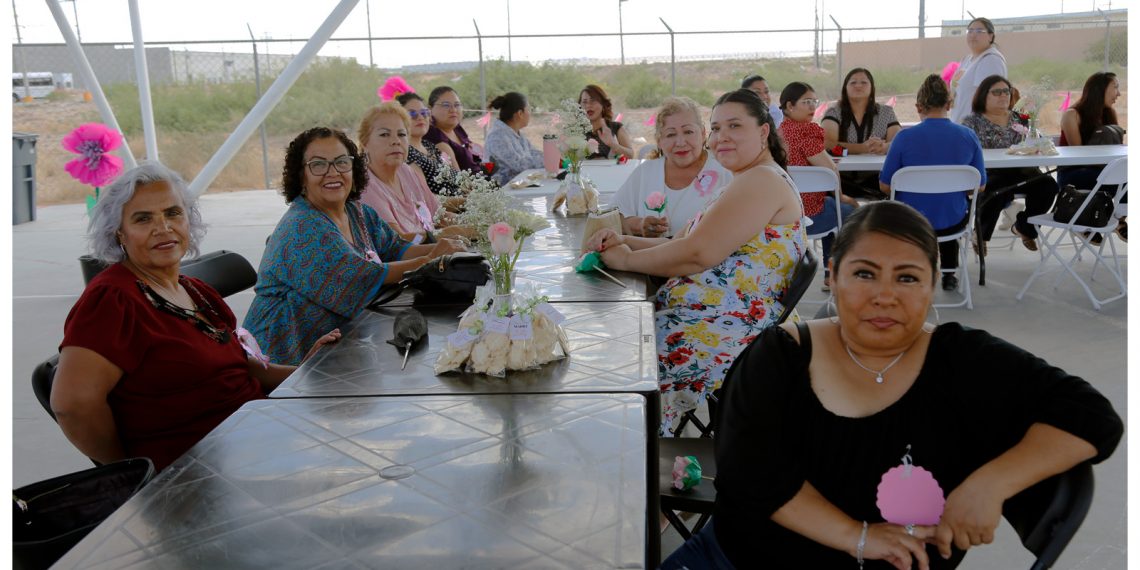 Celebran a madres de familia en Centro Comunitario UACJ
