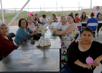 Celebran a madres de familia en Centro Comunitario UACJ