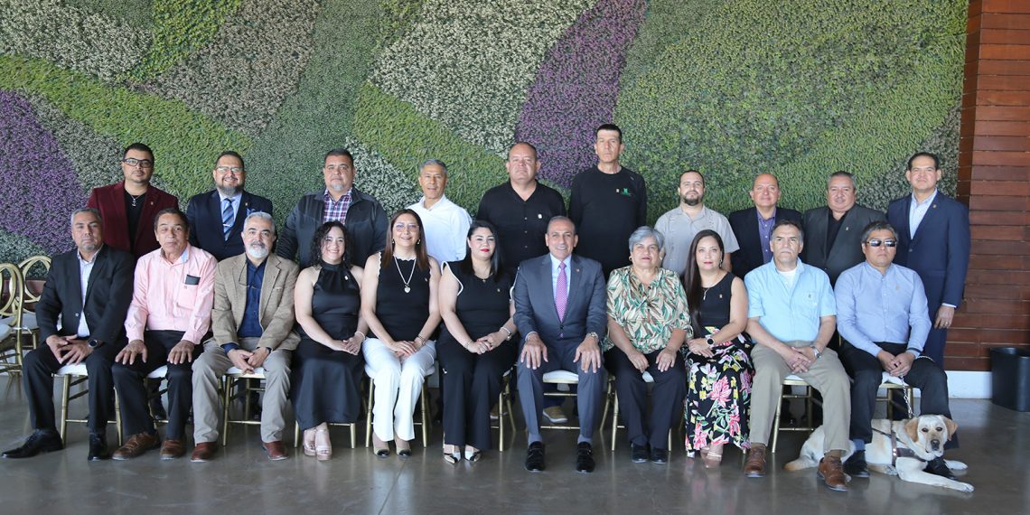 La UACJ celebra la amplia trayectoria de sus empleados