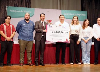 Reciben 883 estudiantes Becas de Acceso a la Universidad