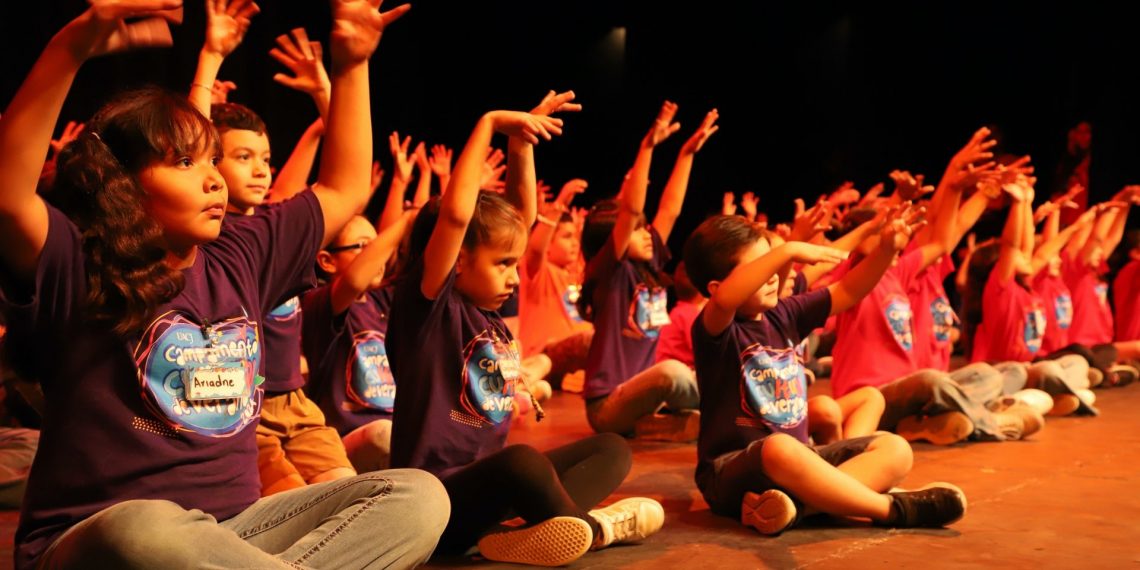 Exponen talentos de campamento cultural UACJ