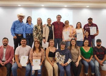 Acuden ceramistas de Juan Mata Ortiz a taller de la UACJ y UT Paquimé